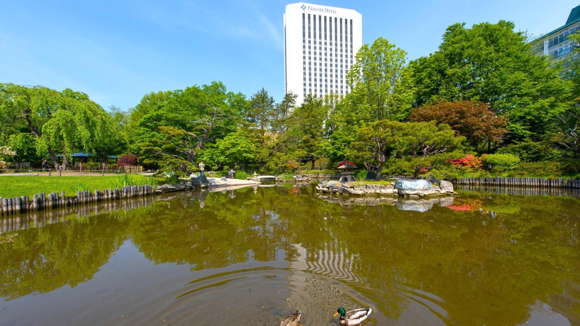 Premier Hotel Nakajima Park Sapporo Zewnętrze zdjęcie The duck pond at the center of the park